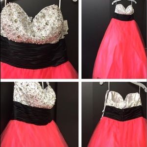 Brand new 
Formal dress 
$150 OBO 👗 
Size 14